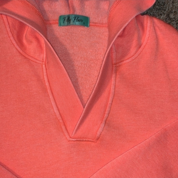 FILLY FLAIR Coral Vneck Hoodie. Size Small - Picture 3 of 4